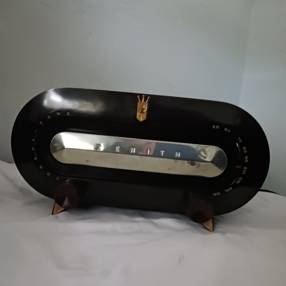 1951 Zenith H-511 BAKELITE cabinet Tube Radio Racetrack TIME CAPSULE.